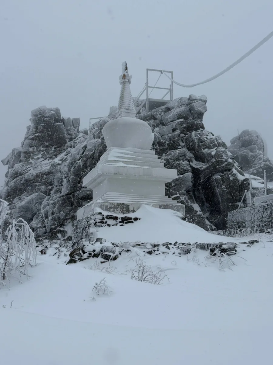 🌨 🏔 А это кадры с северной вершины горы Качканар в Свердловской области. Высота 878,7...