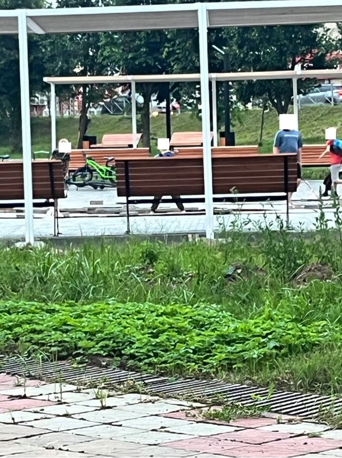 Регулярно дети бегают по недоделанному фонтану, который прикрыт фанерой, которая от дождя взбухла в 