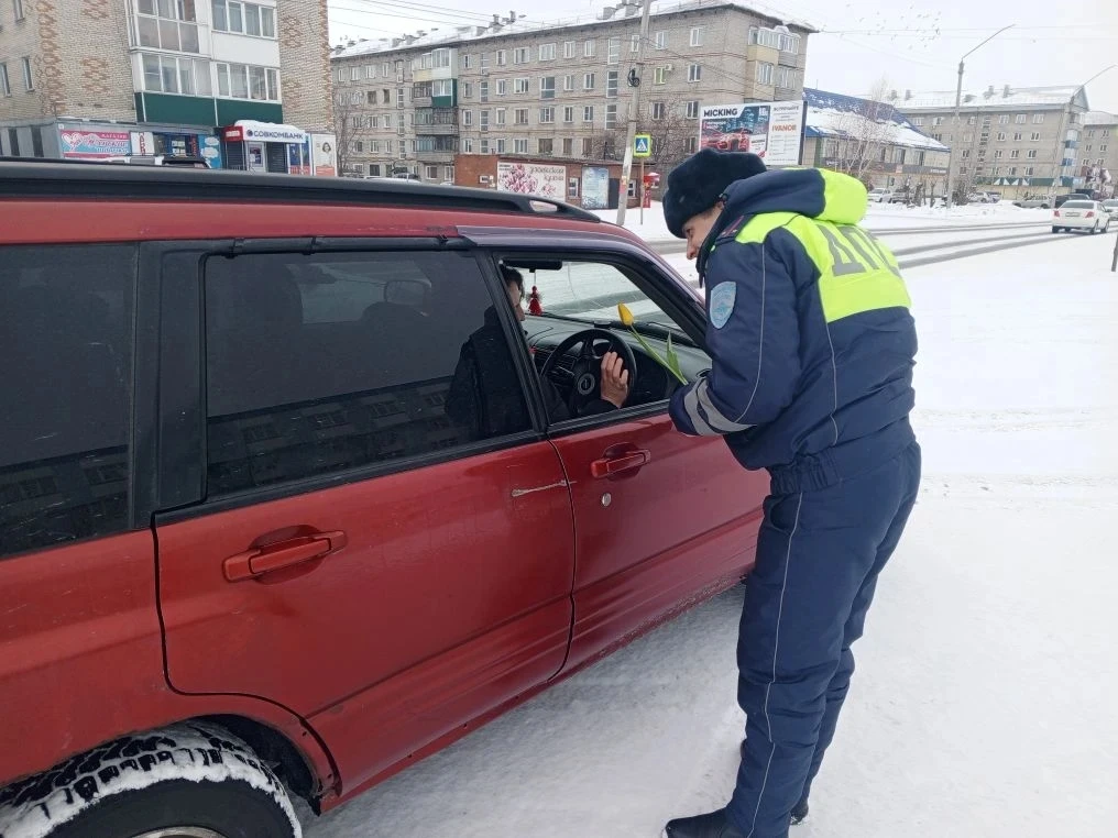 👮‍♂️🚔🌷Каменские автоинспекторы поздравили автоледи с  праздником! 🌷🚗  Восьмого марта сотрудники Каме