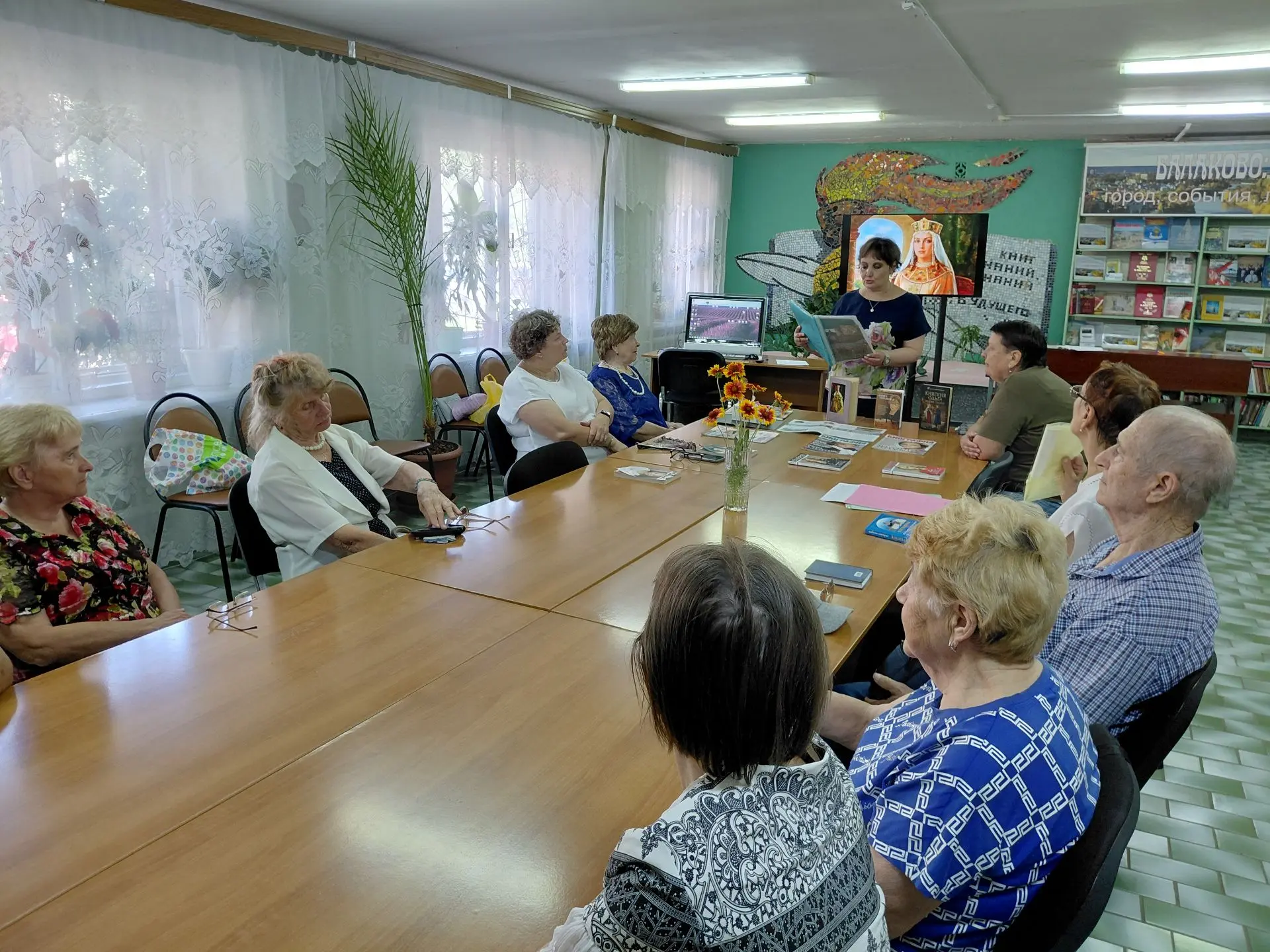 В библиотеке для читателей клуба "Дубравушка" прошел познавательный час "Галерея знаменитых россияно