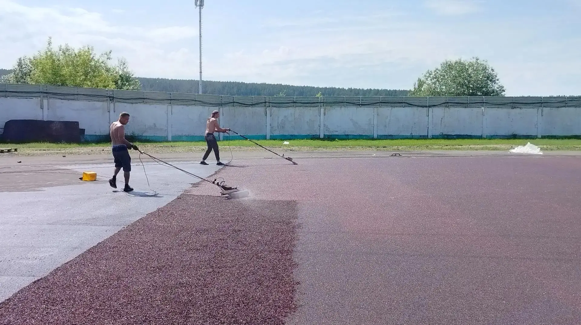 🏃‍На стадионе "Маяк" продолжается укладка резинового покрытия на беговую дорожку