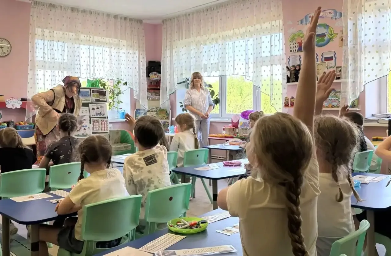 В группе "Знайки" прошло итоговое занятие. В гости к ребятам заглянула Баба Яга, она спрятала волшеб