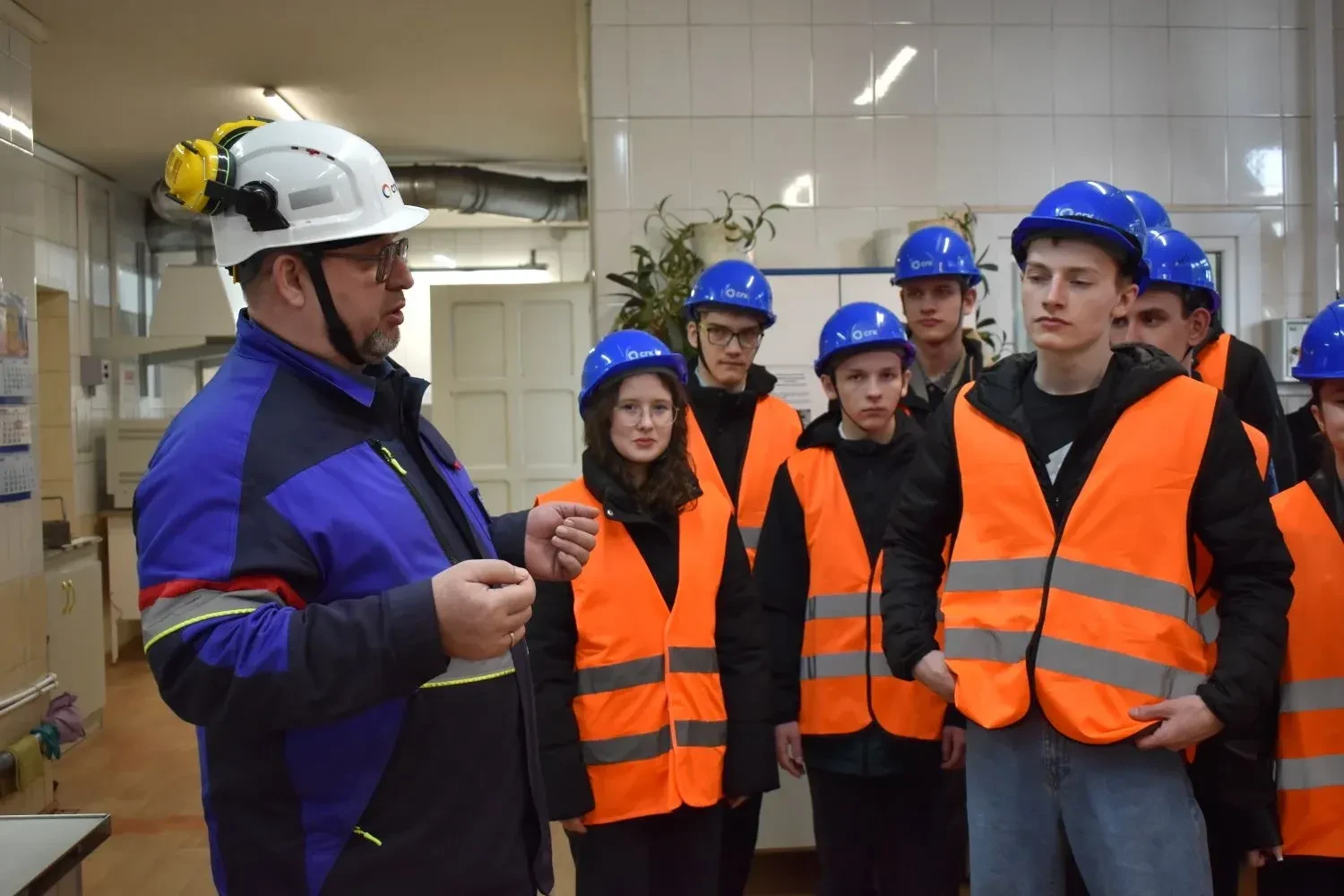 Специалисты предприятия "Бийскэнерго" провели профориентационную встречу для учеников нашей школы, г