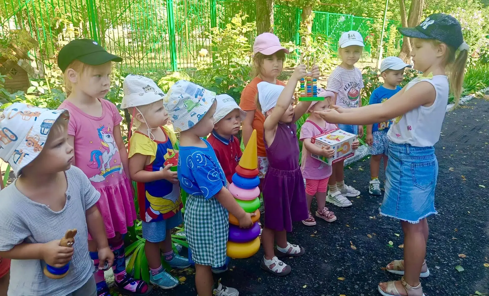 На этой неделе в нашем саду прошла особенная акция — Неделя милосердия. Мы говорили с ребятами о доб