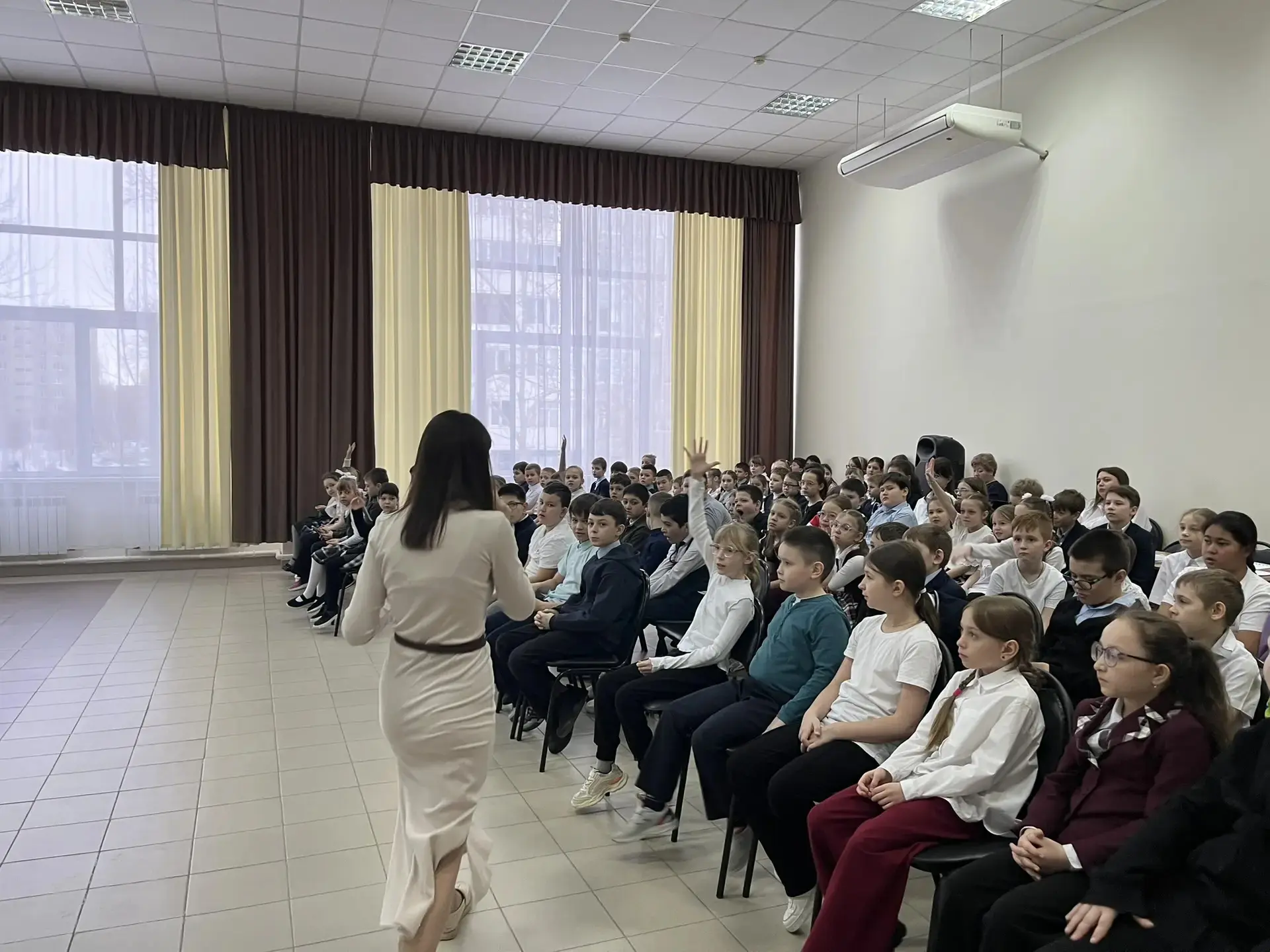 💥На «Разговорах о важном» ученики 3 «З» и 3 «Д» классов погрузились в историю праздника 8 марта.  Ре