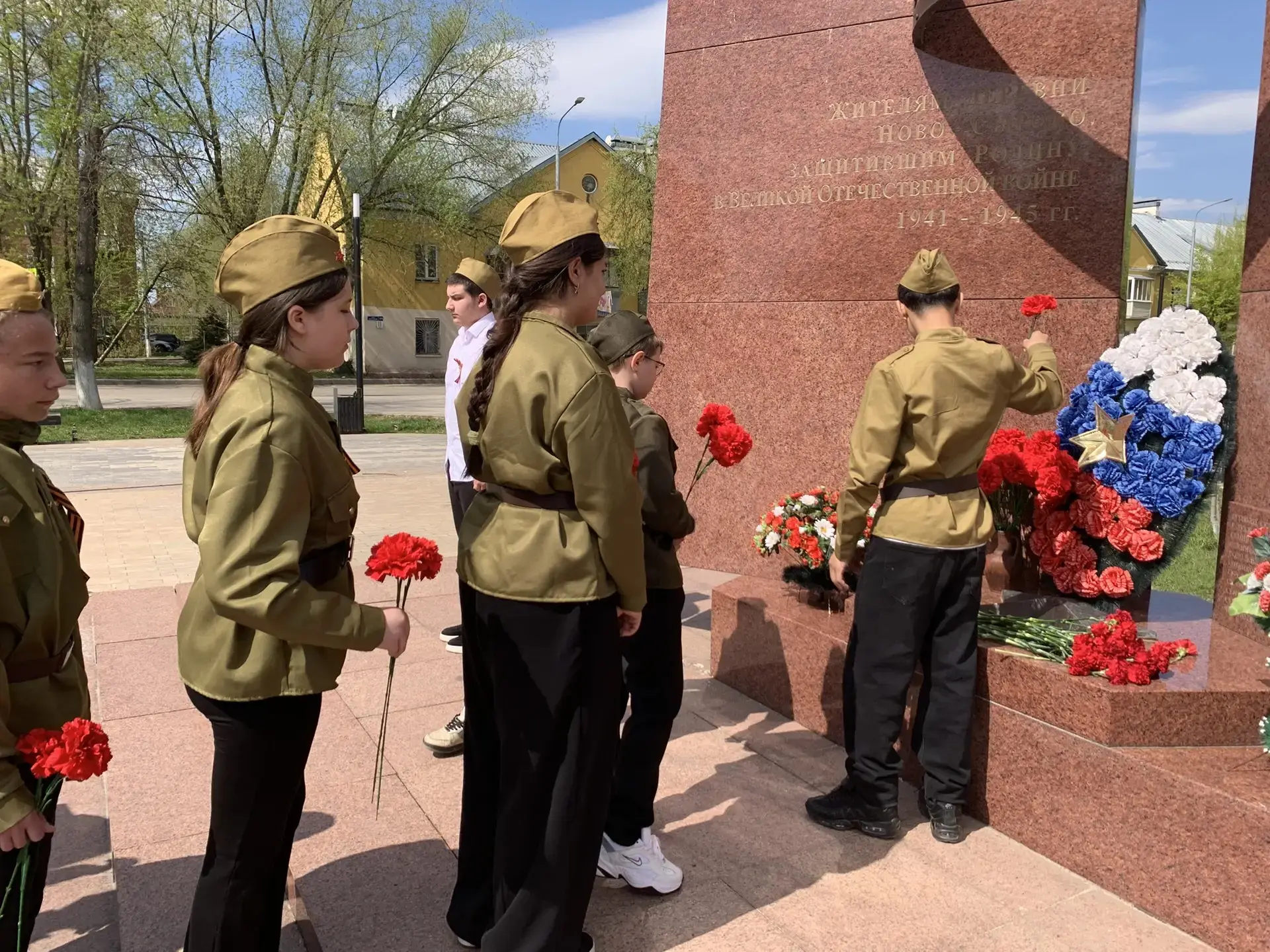 Подвиг предков помним всегда!  Сегодня наши ребята участвовали в важной патриотической акции «Вахта 