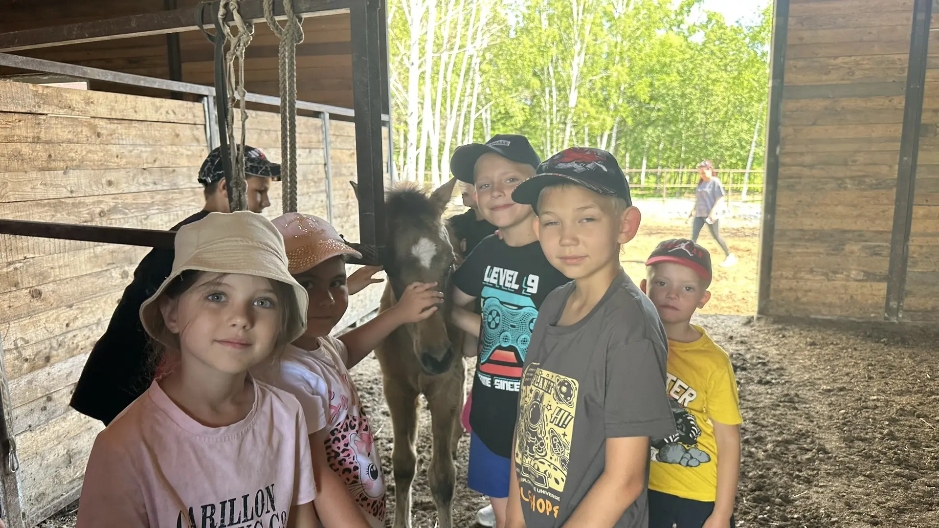 🐴 Сегодняшний день в селе Зоевка: конное ранчо и море эмоций! 🐷🐐

Сегодня школьная площадка отпра