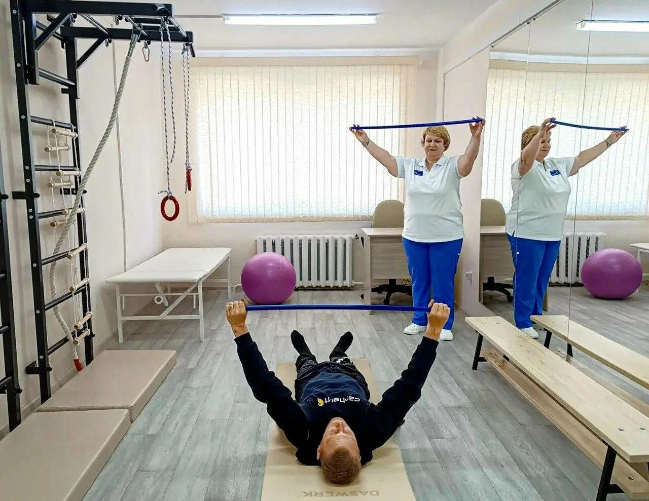 Пациенты Ярковской больницы начали реабилитацию в новом зале ЛФК