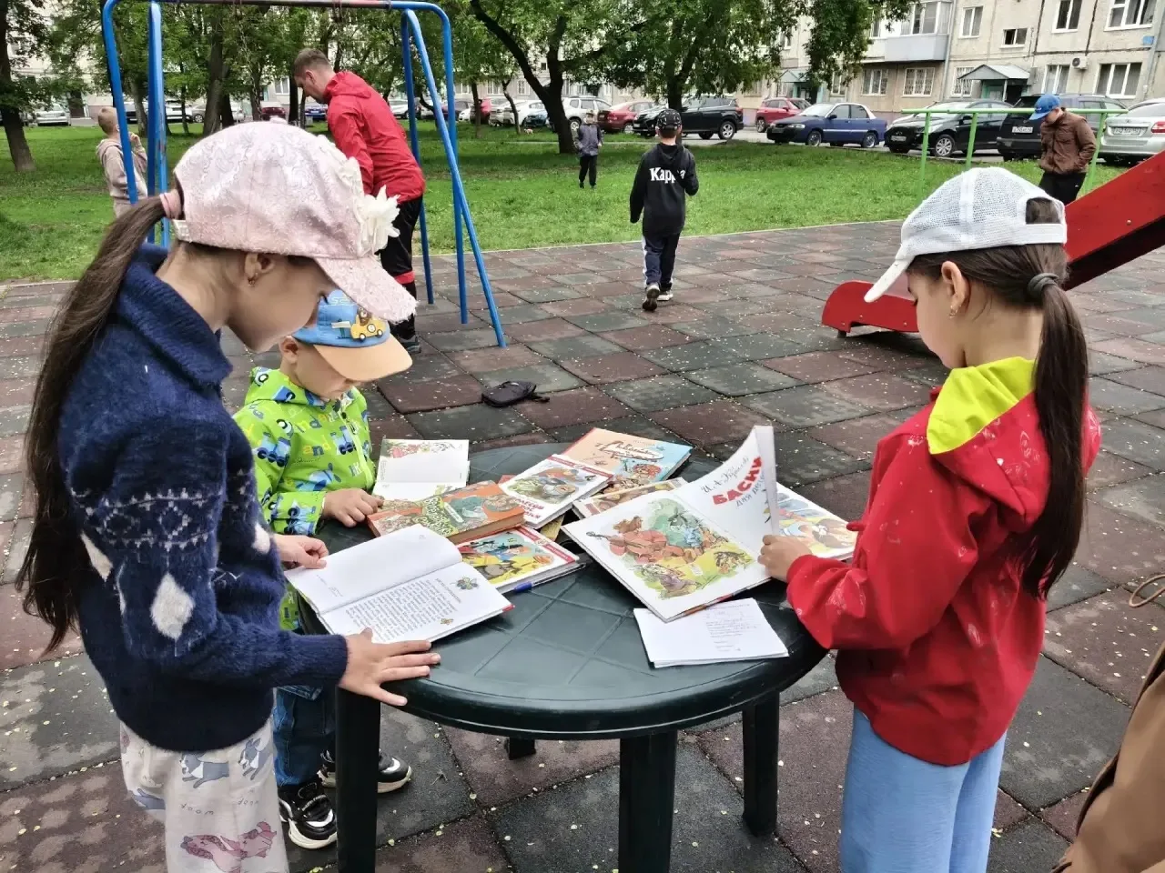 Во всех районах города открылись летние читальные залы