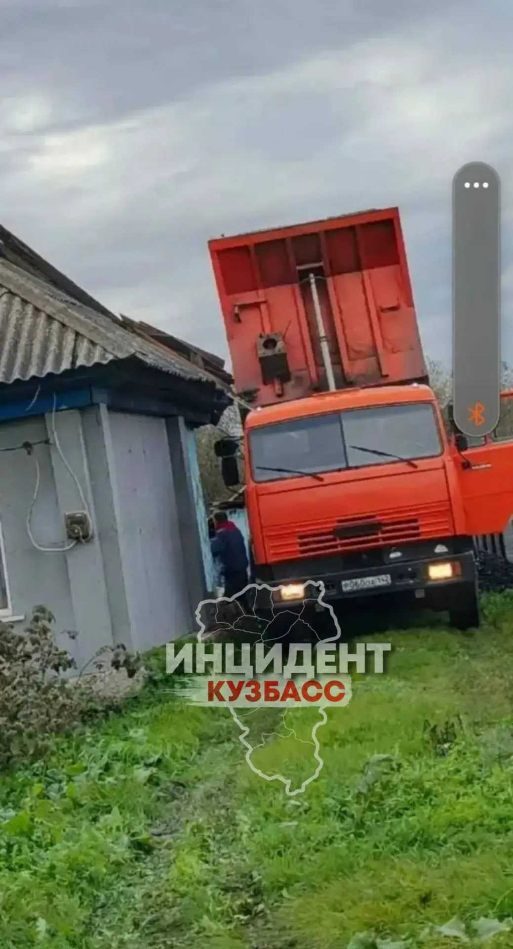 В Беловском районе пенсионерке повредили крышу при разгрузке льготного угля
