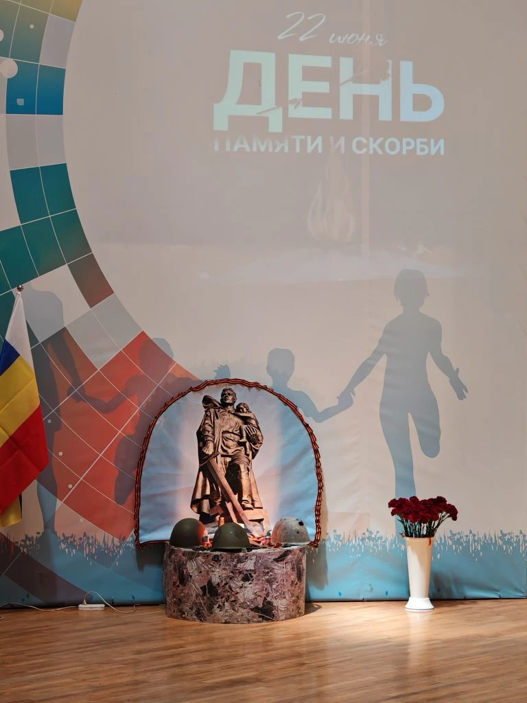 День памяти и скорби-очень  важный тематический день в нашем лагере начался уроками мужества в отряд