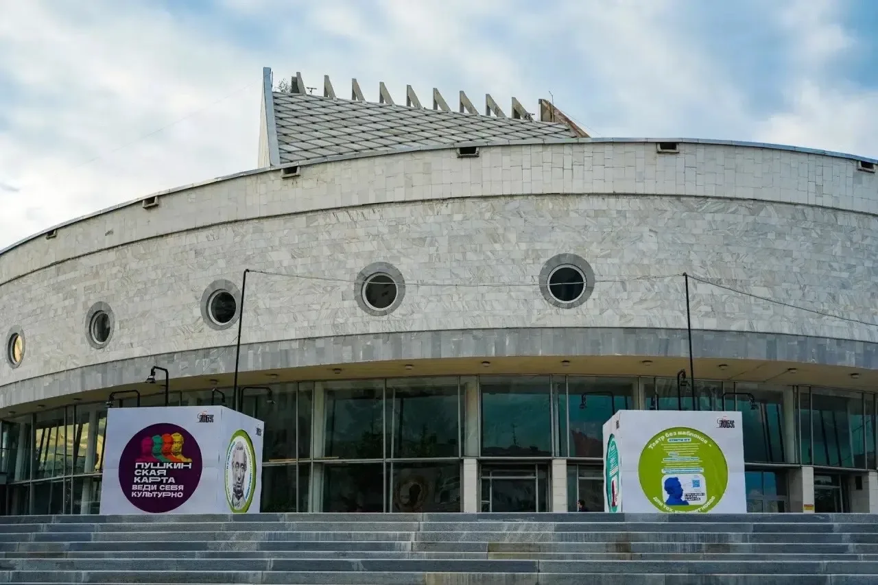 🎭Друзья, представляем обновленную экспозицию на площади перед театром «Глобус»!

Теперь все 16 пове