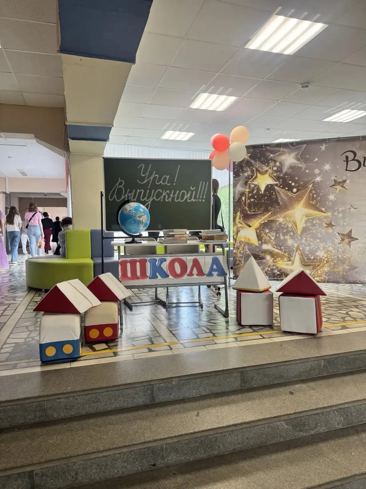 Торжественный момент: вручение аттестатов выпускникам 9 класса! 🎉
Сегодня в Муниципальном бюджетном