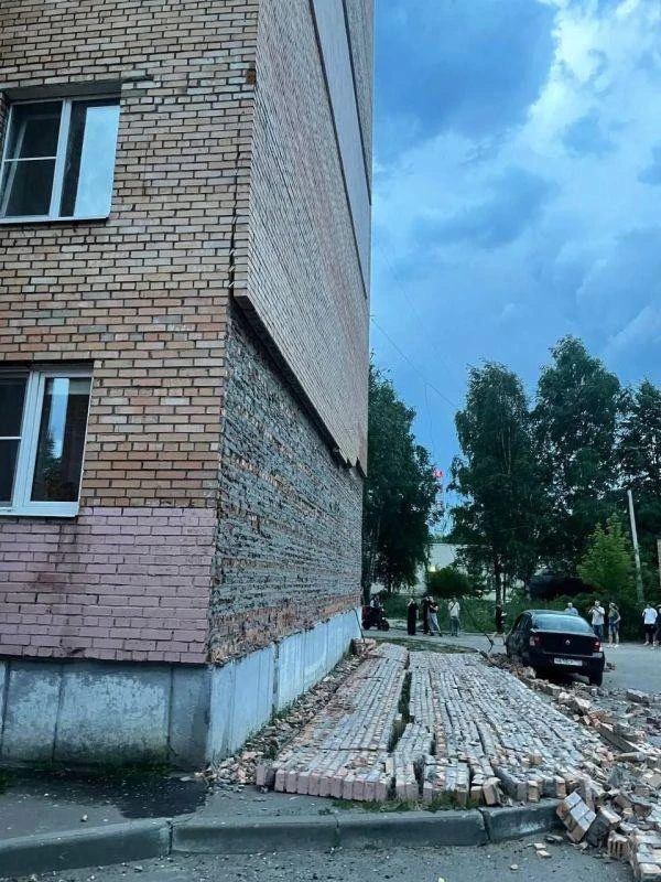 В Электростали после вчерашнего ливня обвалилась часть фасада дома 

Кирпичи обрушились с первого эт
