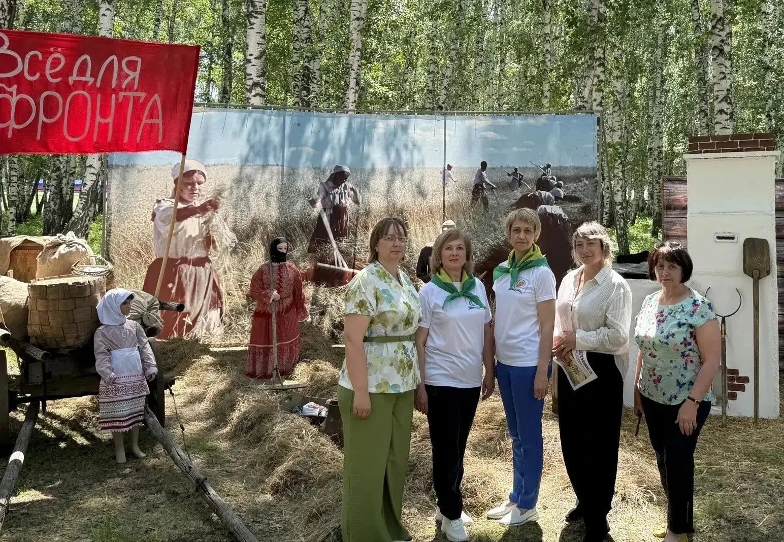 Поток "Реки времени" в парке "Юность" сменил свое течение, унося гостей праздника от бу...