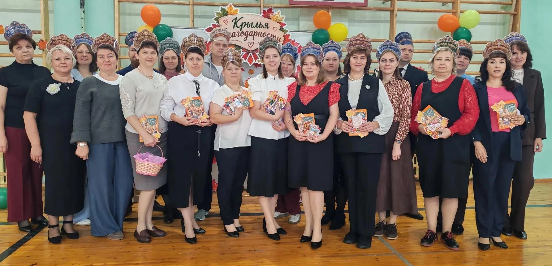 🕊❤ «Вы — наши крылья»: как в МБОУ "СШ №90 п. Кулой" поздравляли учителей ❤🕊