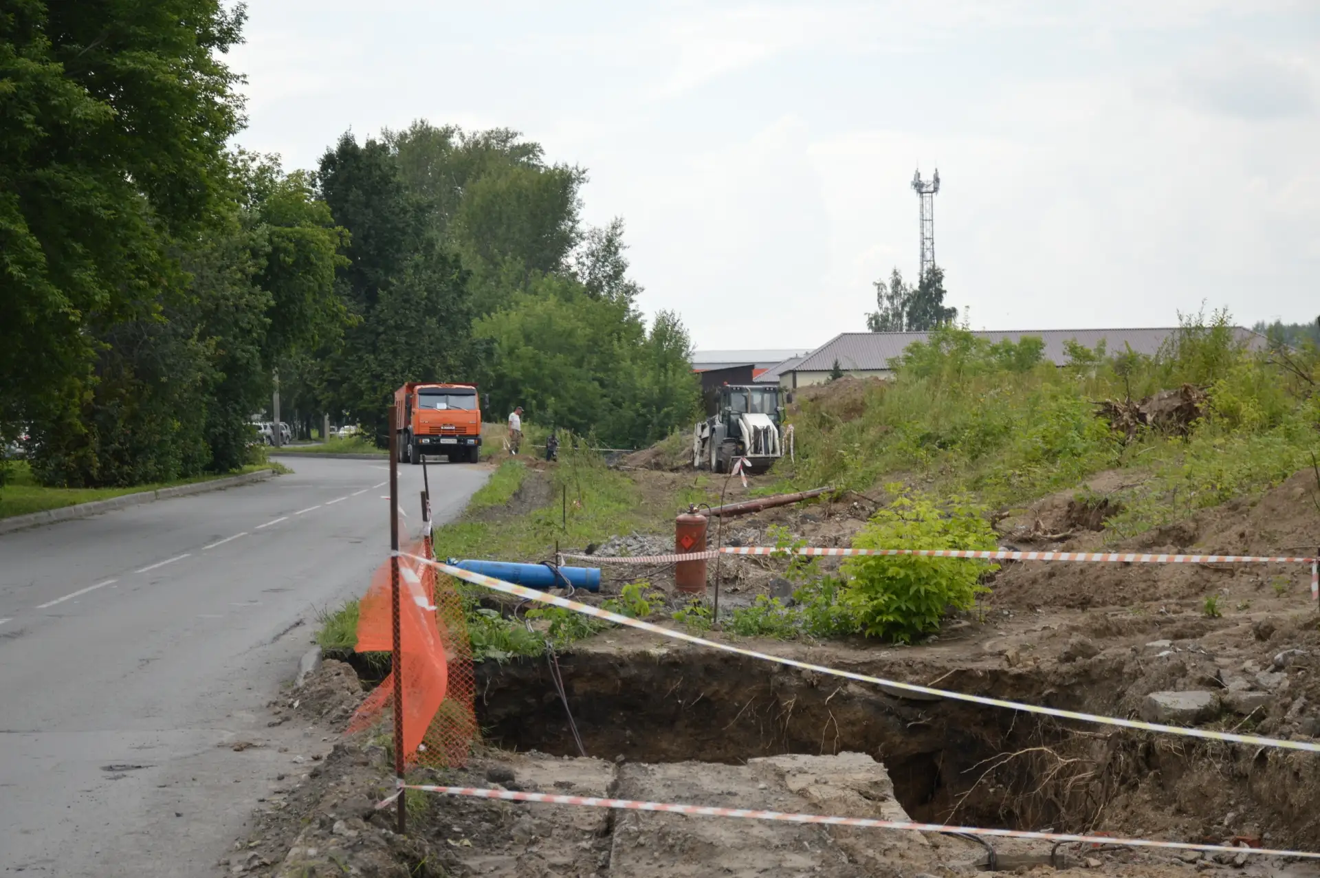 В Линёво меняют магистральный участок теплотрассы на улице Листвянской