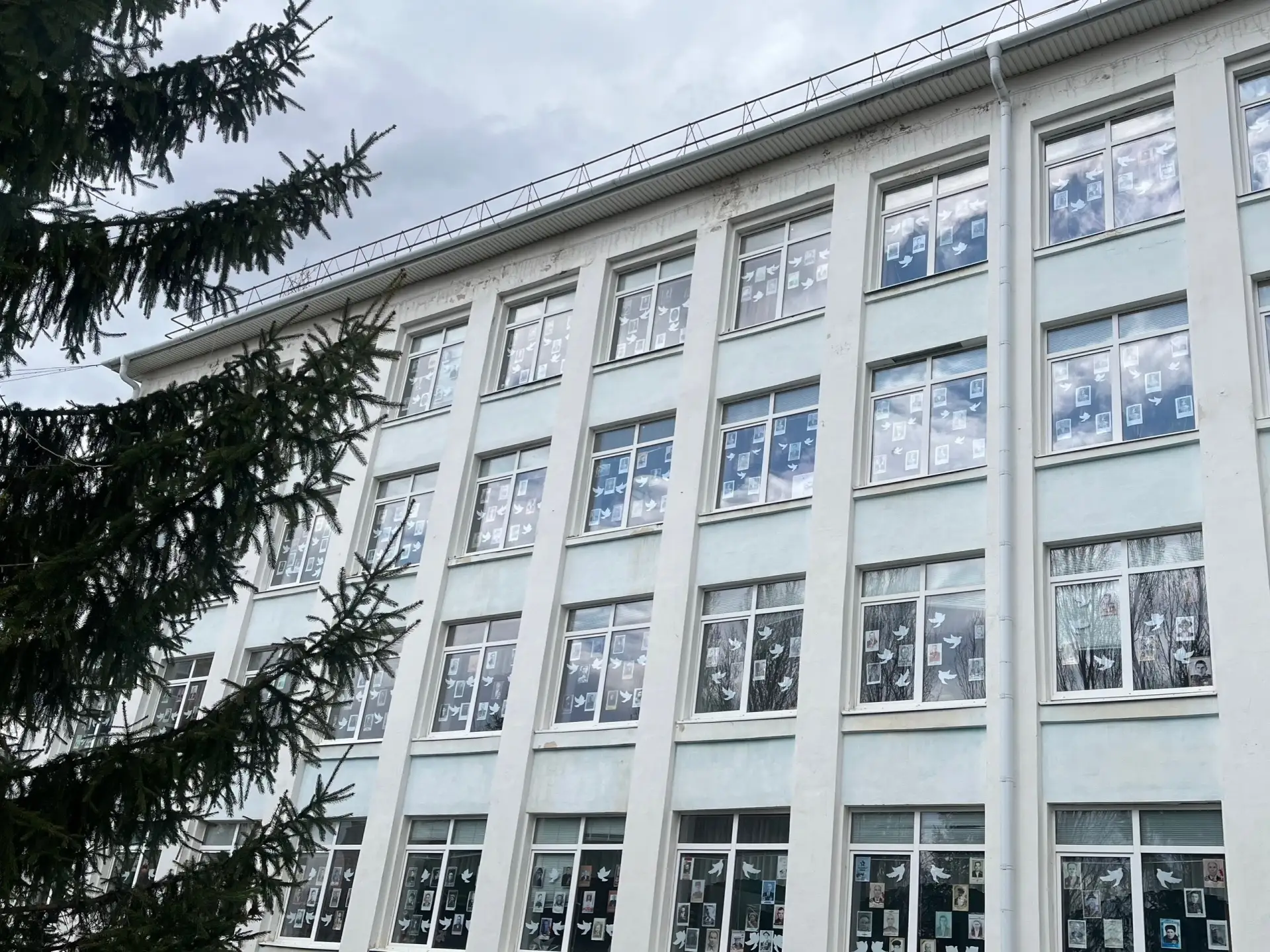 В преддверии великого праздника — Дня Победы — в нашей гимназии царит особая атмосфера памяти, уваже