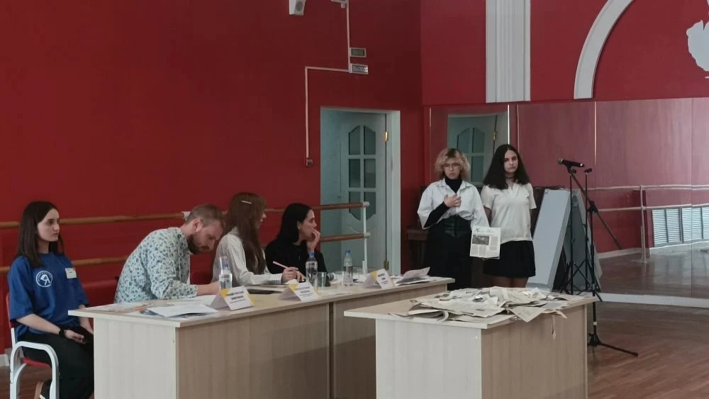 📸 29 апреля ученица 11‑Б класса Олеся Гончарова и ученица 6‑А класса Александра Дудниченко приняли у