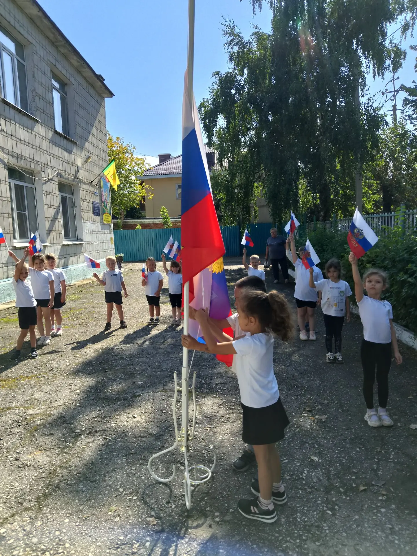 Торжественный и патриотический праздник "День Российского Флага" 🇷🇺 прошёл в МБДОУ ДС...