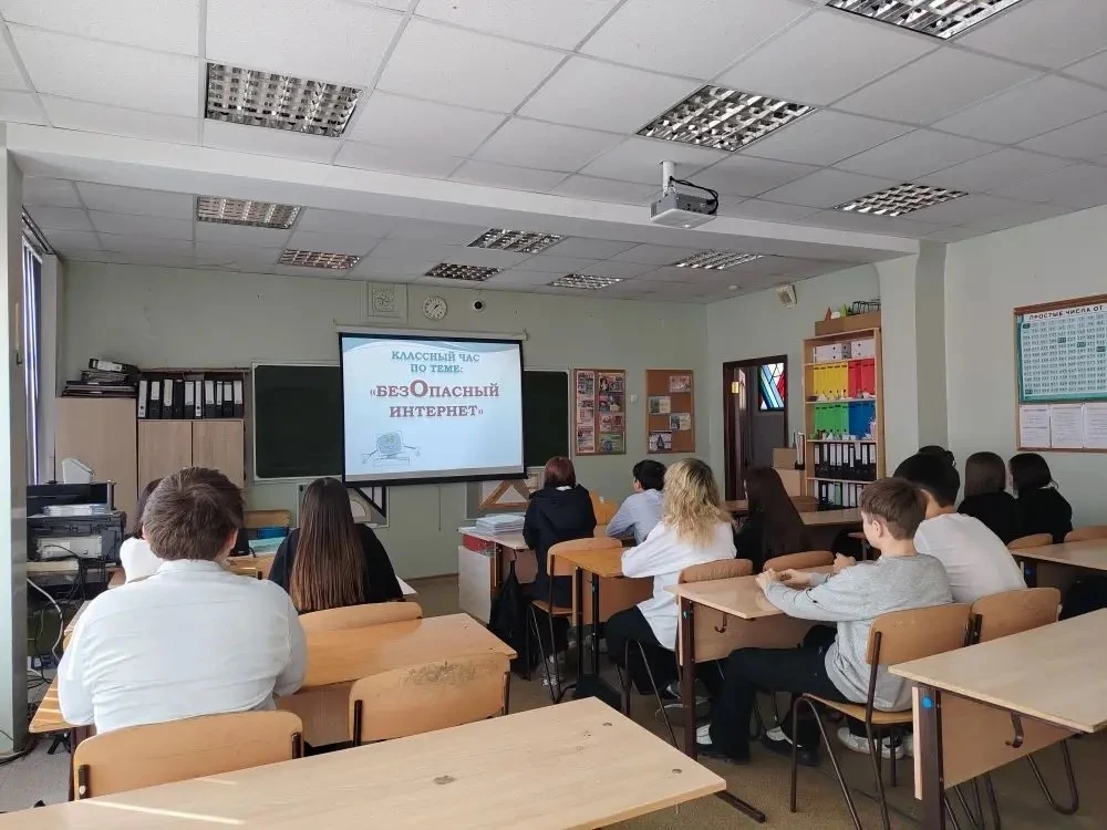 🚦 Безопасность не на каникулах: как в школе №18 прошла «Неделя безопасного поведения» 🛡️  На этой не