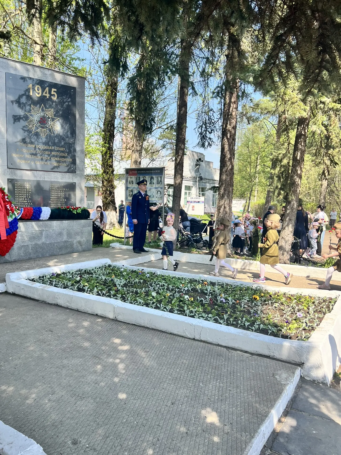 В канун празднования Дня Победы стало доброй традицией ходить к памятнику погибших в годы ВОВ на воз