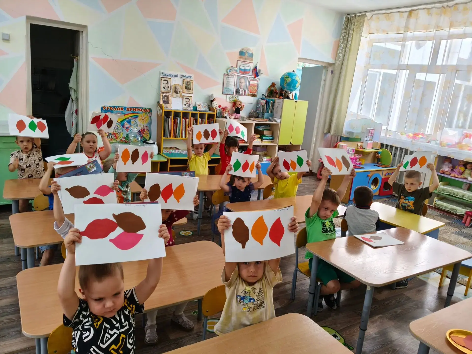 Ребята логопедических групп создали аппликацию «Листопад».