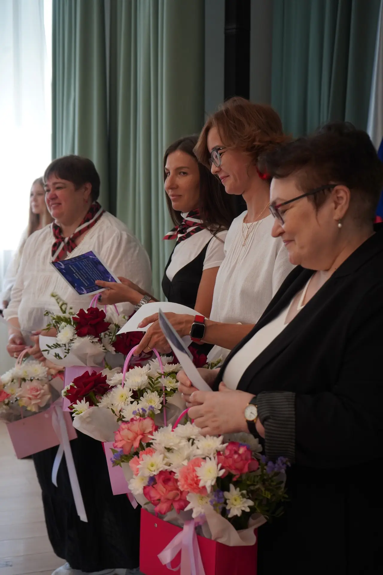 Прозвенел последний звонок 🛎️ , и наши выпускники официально отправились в сложный путь — путь подг