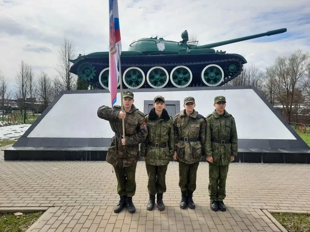Защитникам Москвы  🫡 Кадеты 8 класса, воспитанники нашего Военно-патриотического клуба «Молодая гвар