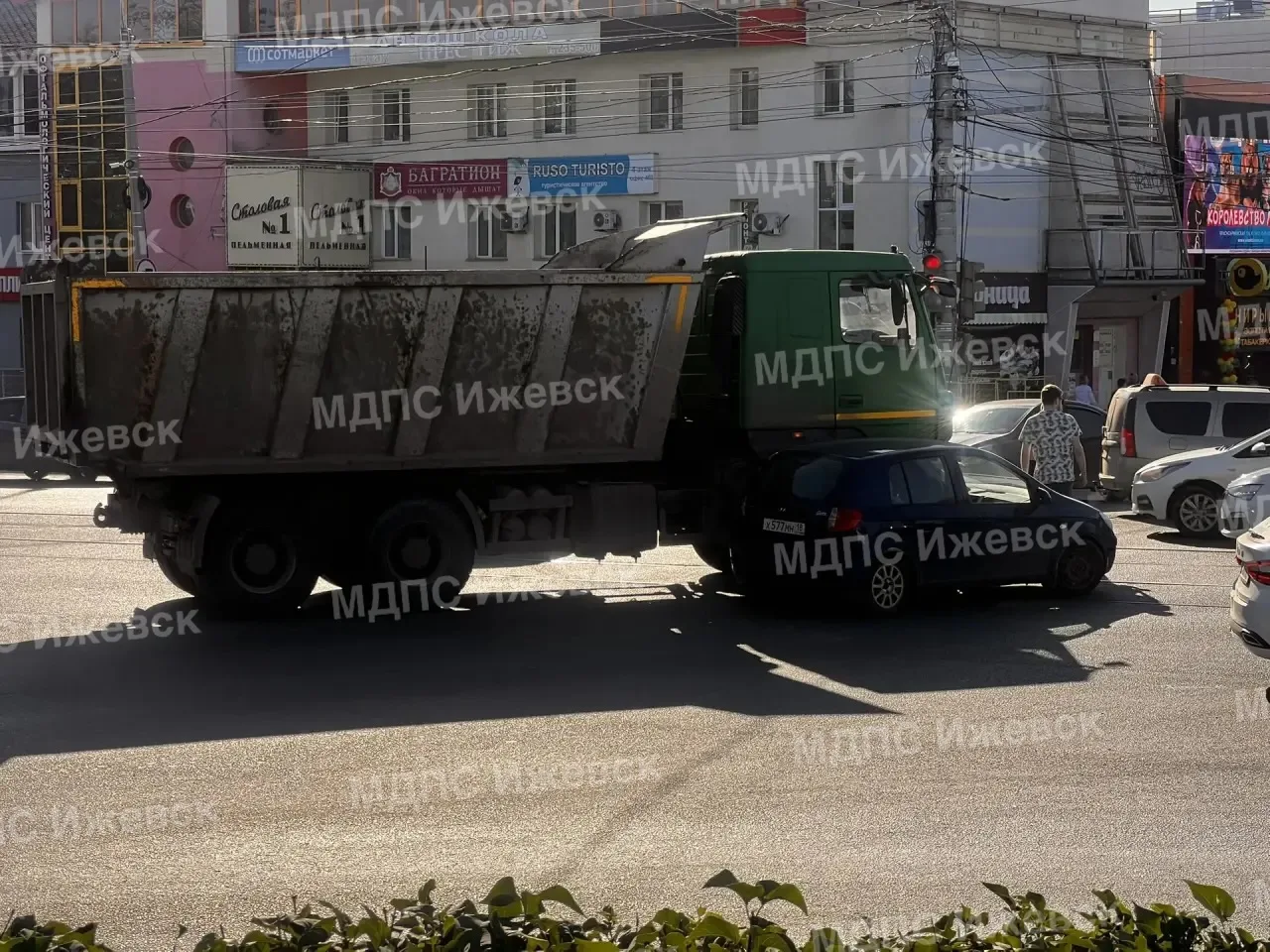 Не хватало на Удмуртской пробки, так там еще и ДТП
