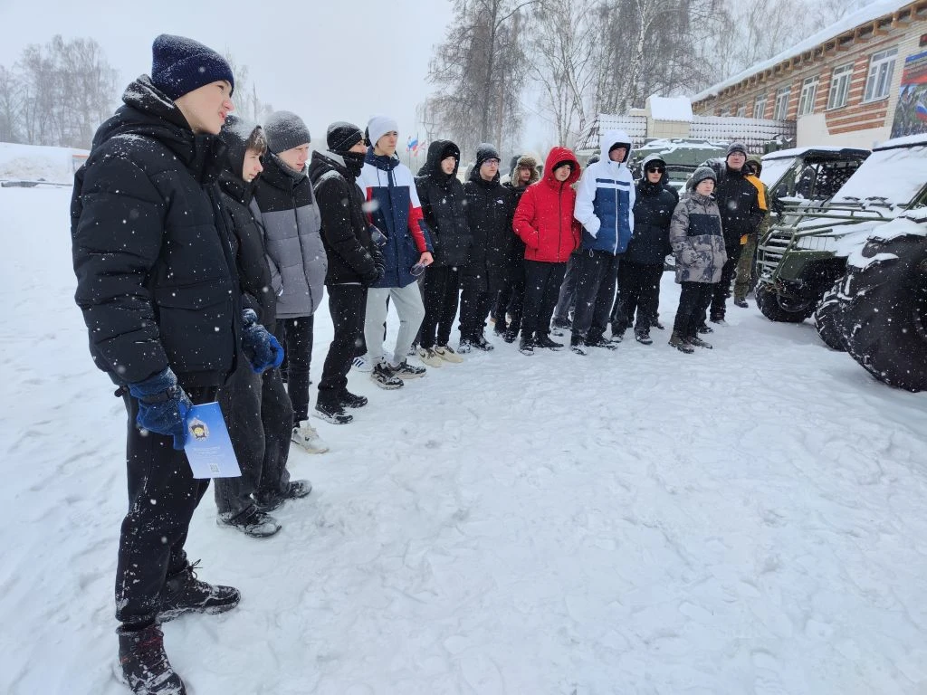 20 февраля, в преддверии Дня защитника Отечества, обучающиеся 9Б и 9Г классов в сопровождении классн