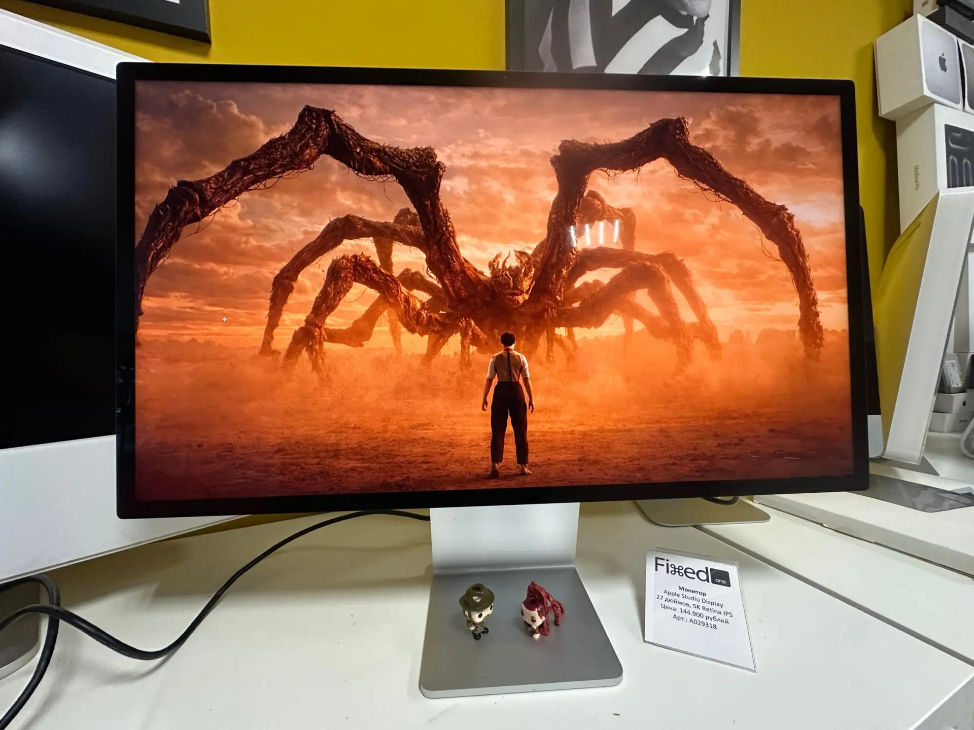 Apple Studio Display, выпущенный в марте 2022 года, удивляет необычным техническим решением: внутри 