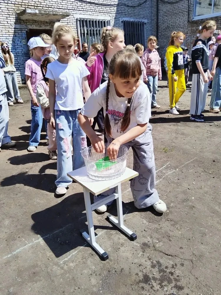 Сегодня день порадовал нас солнечной тёплой погодой!
А где его провести? Конечно на свежем воздухе!!
