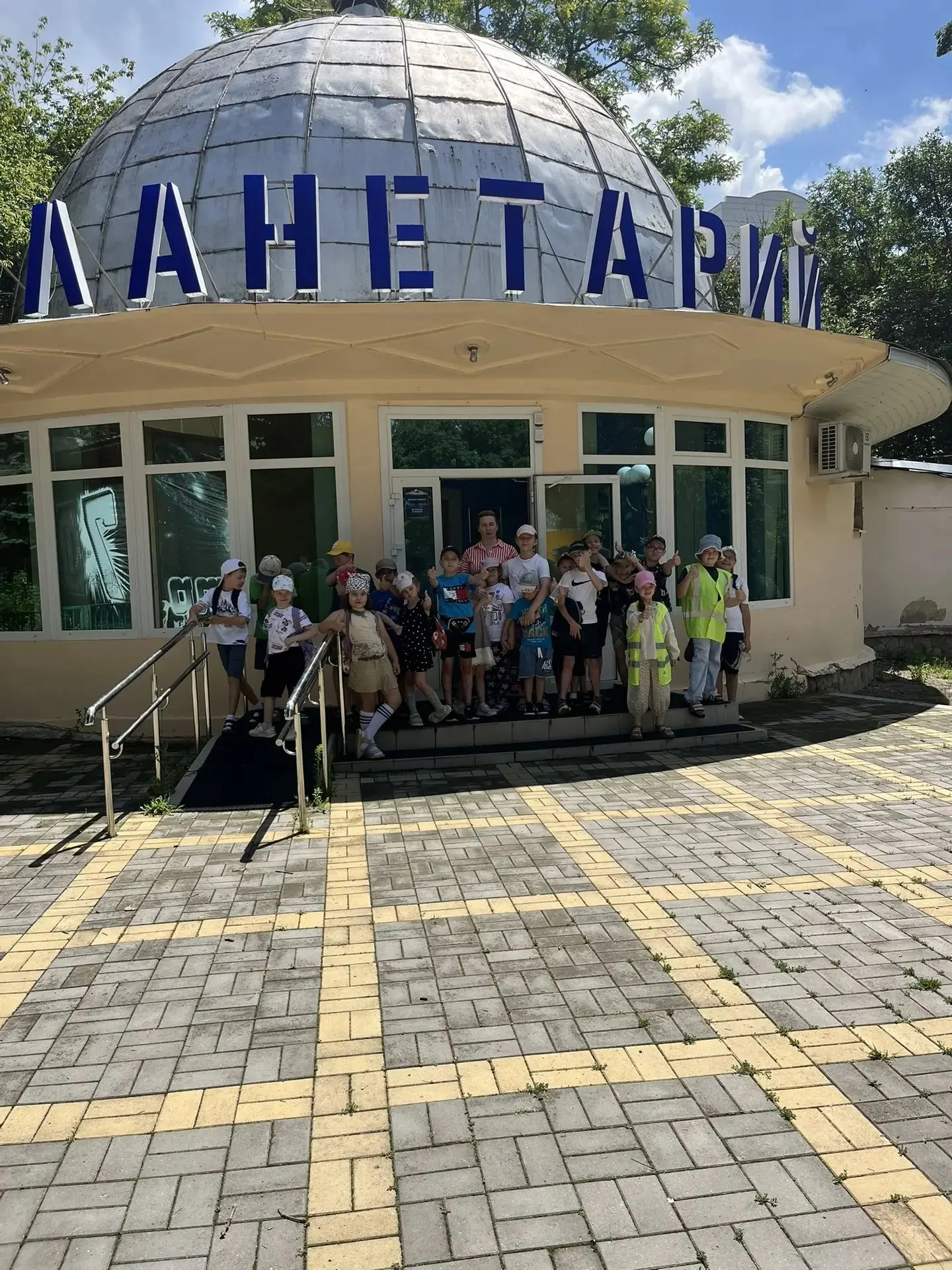 🚀 Космическое приключение и танцевальный драйв в нашем лагере! 🌞

Эй, ребята и родители! Вы только