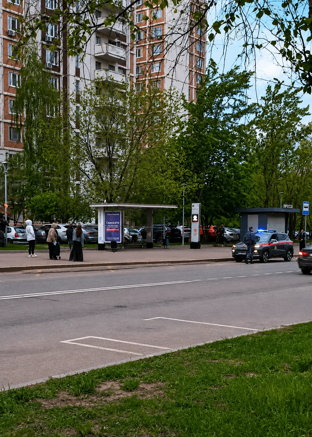 Вот так можно забыть сумку на остановке, после чего её окружают сотрудники спецслужб.  Происшествие 