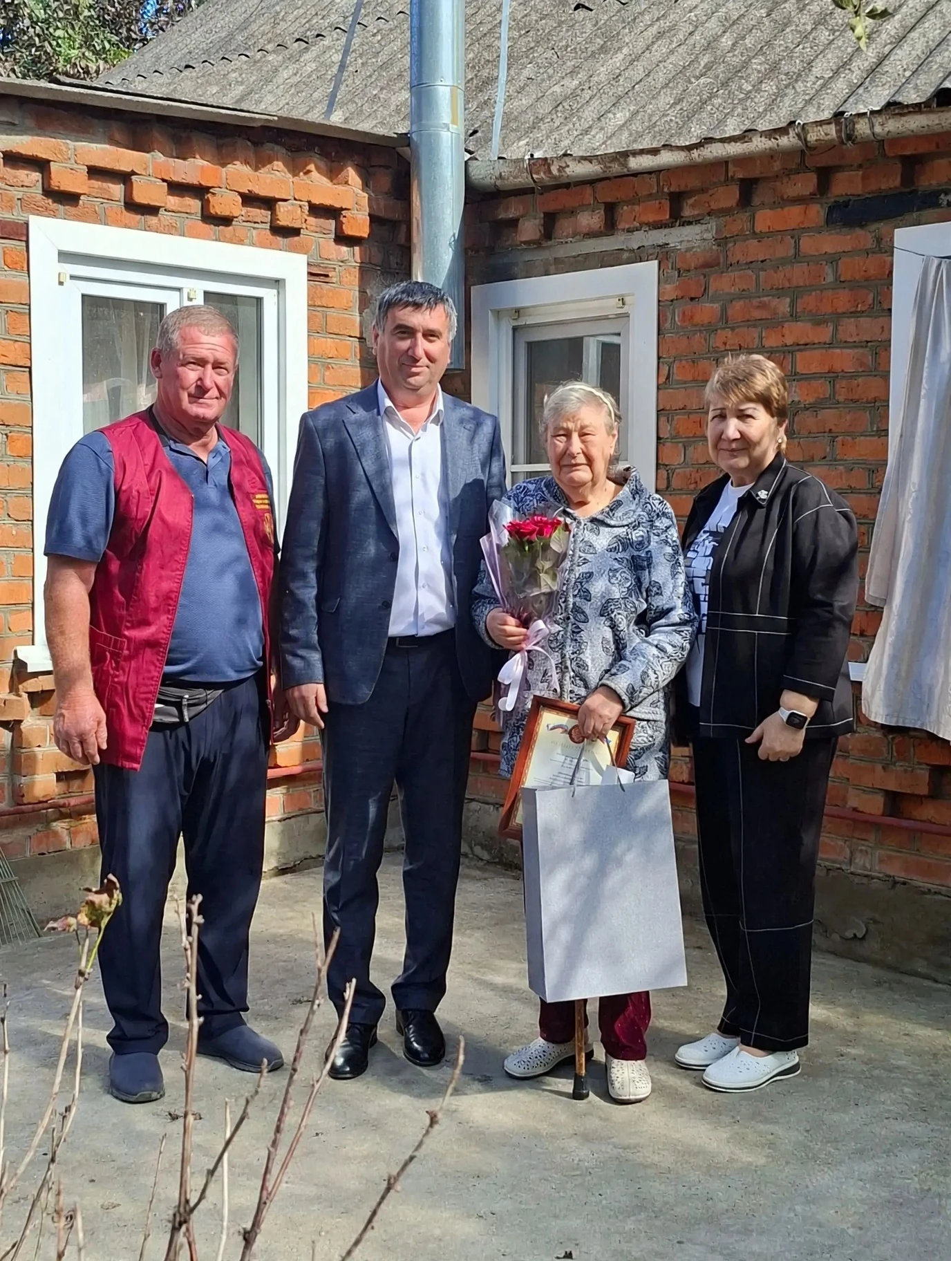 Директор ГБУ РА "Тахтамукайский КЦСОН" Татлок Р.А. вместе с заведующей отделением социа...