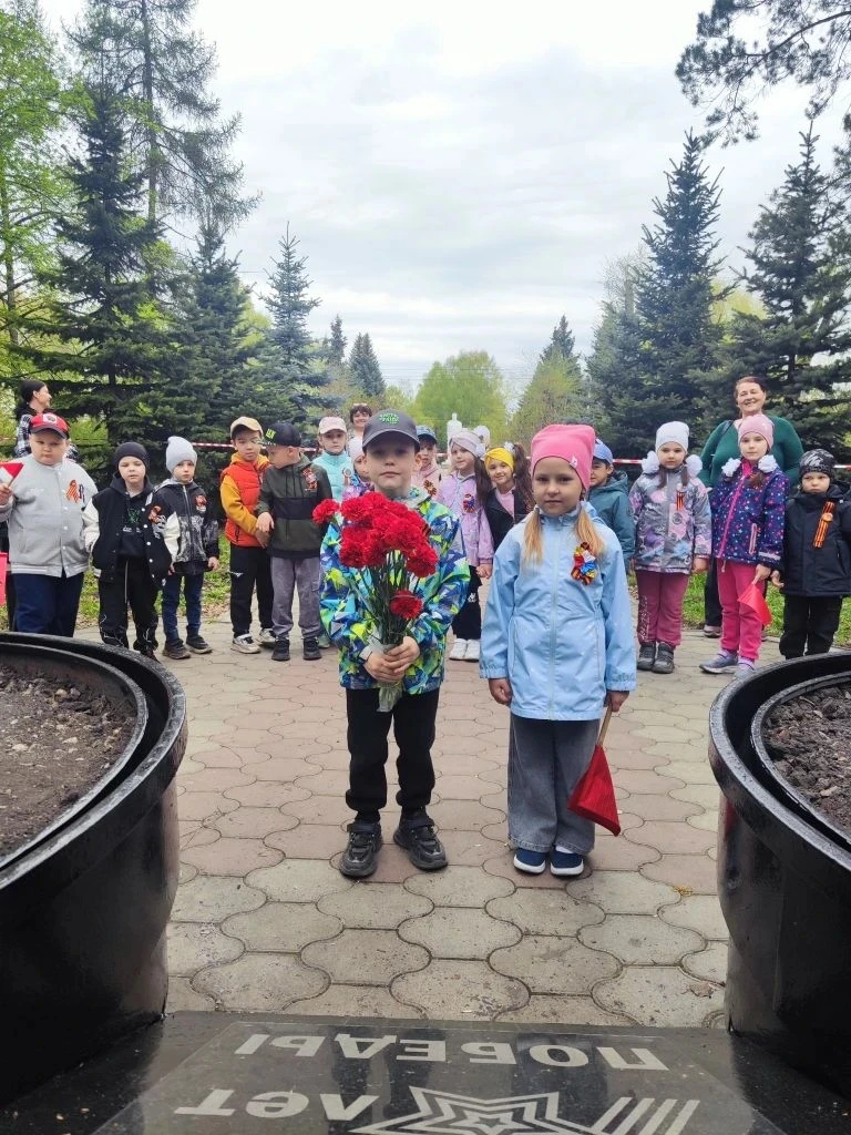 🌼 Сегодня наши воспитанники старшей и подготовительной групп посетили памятник "Воину-...