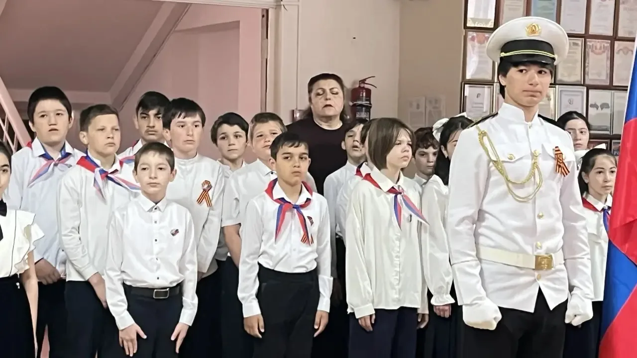 🇷🇺 Наша новая учебная неделя, как и полагается, началась с торжественной линейки. Поднятие флага и Г