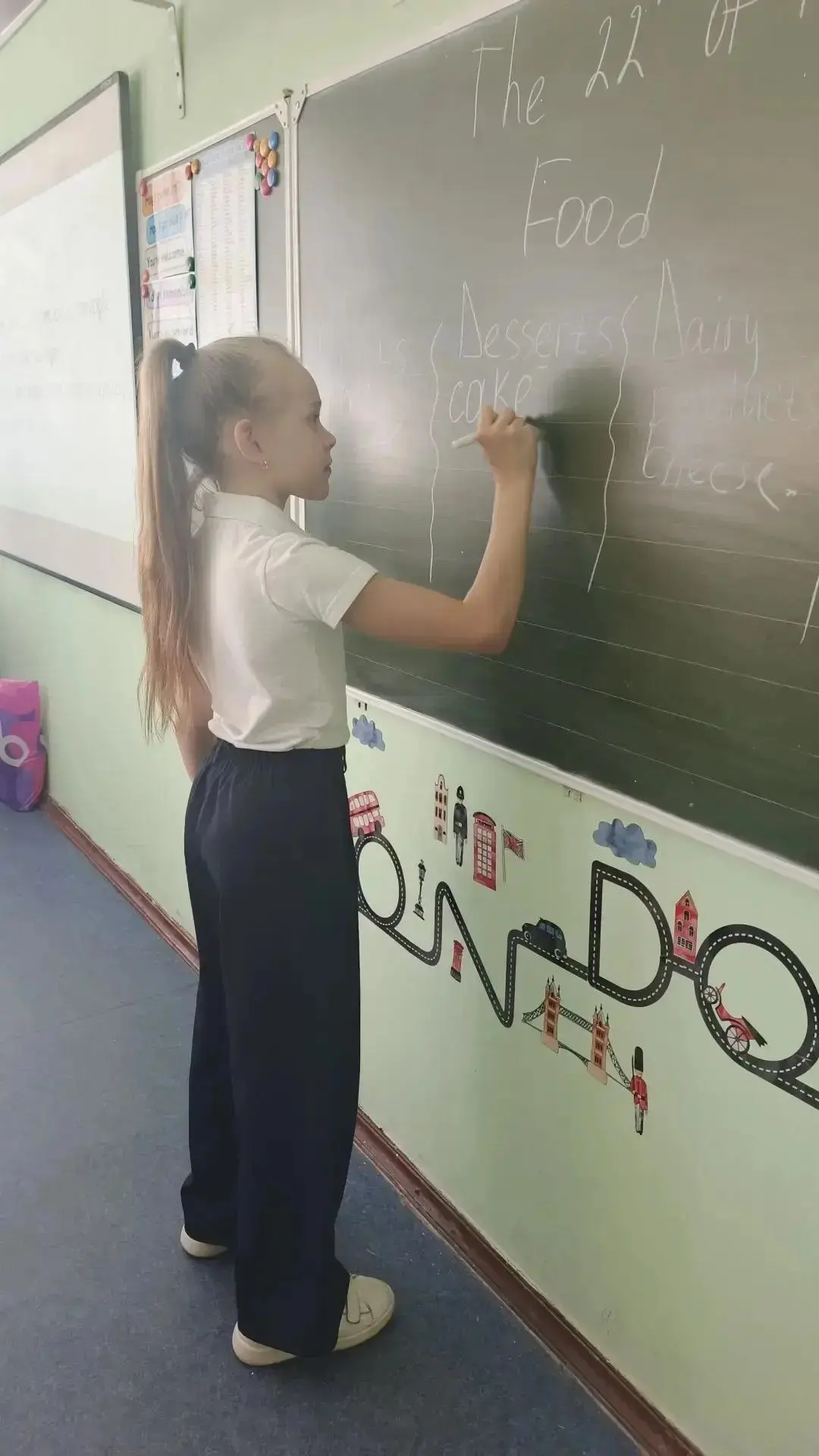 Открытый урок по английскому языку прошел в 5 «В» классе по теме «Food (Еда)». Обучающиеся не только
