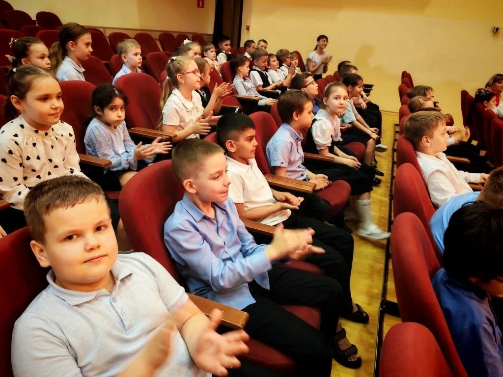 День театра🎭 Сгодня, 22 мая, для ребят начальной школы самые маленькие актеры театральной студии "Лу