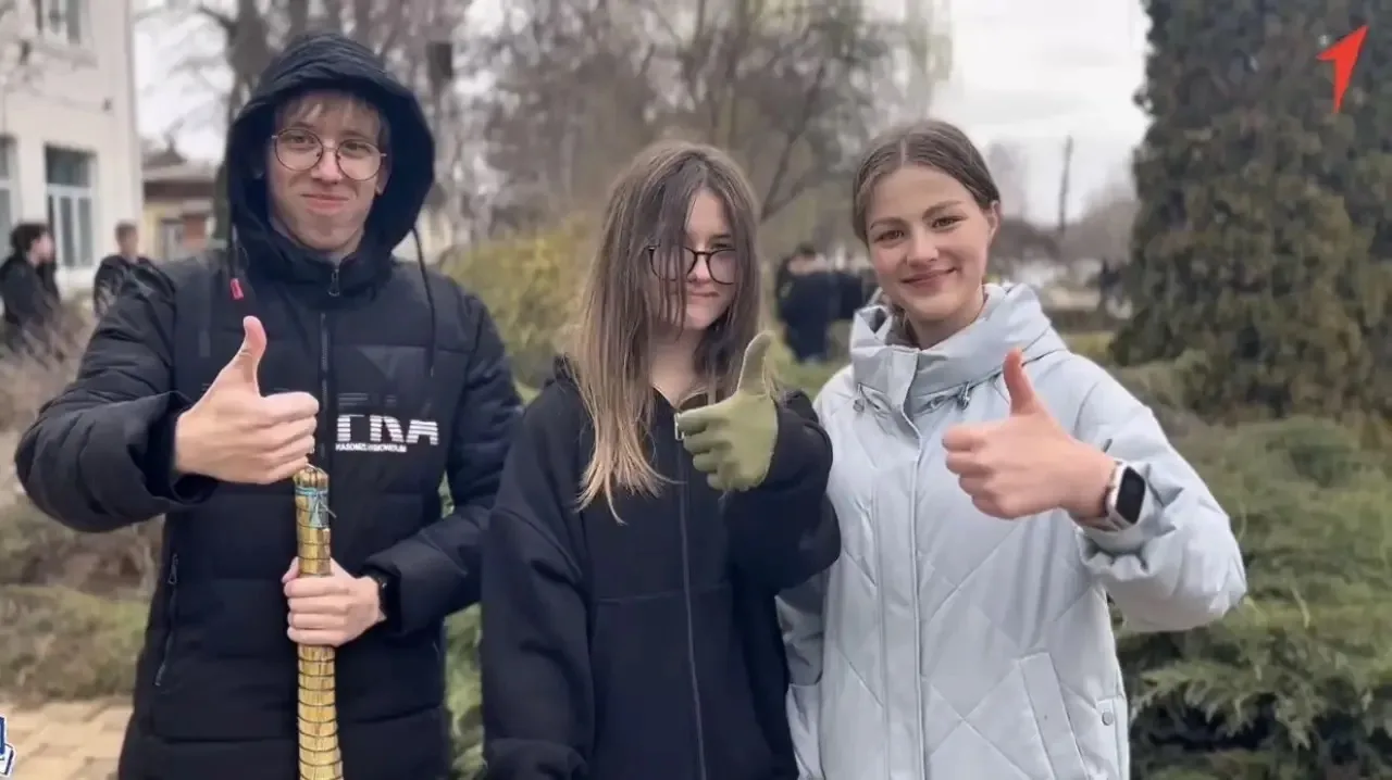 📢 Субботник в СОШ №1 прошел на «отлично»!  В пятницу дружно вышли на уборку: ученики, учителя, техпе