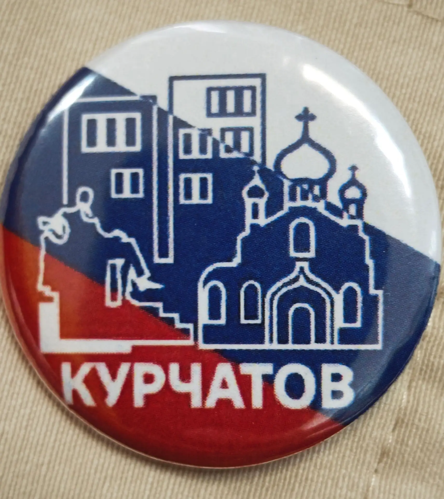 Уже на лацканах пиджаков!