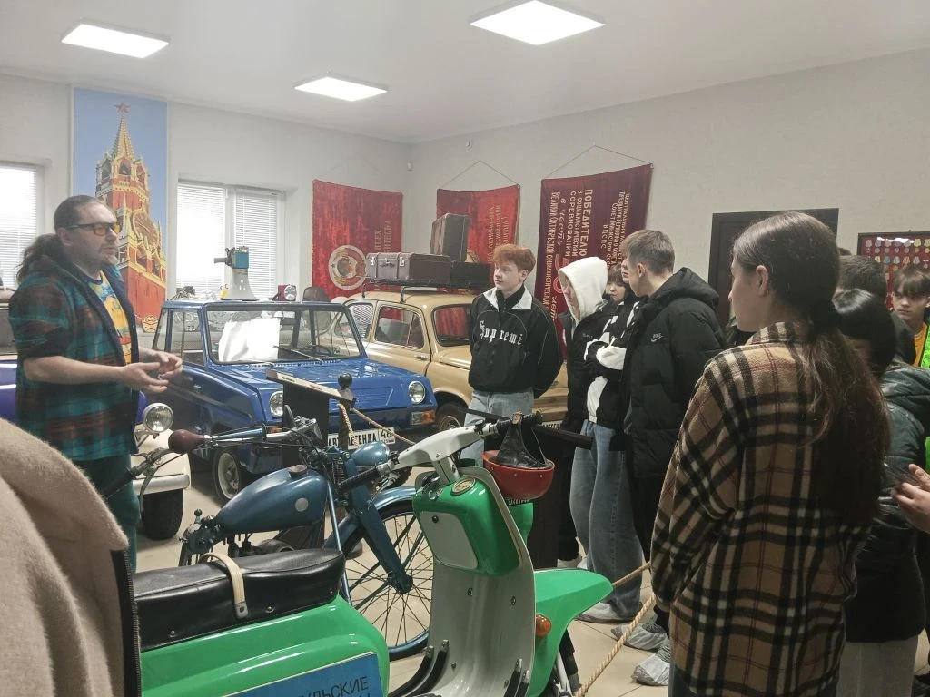 ✨ Путешествие в эпоху ретроавто! ✨  Учащиеся 8 «В» класса побывали на потрясающей выставке ретроавто