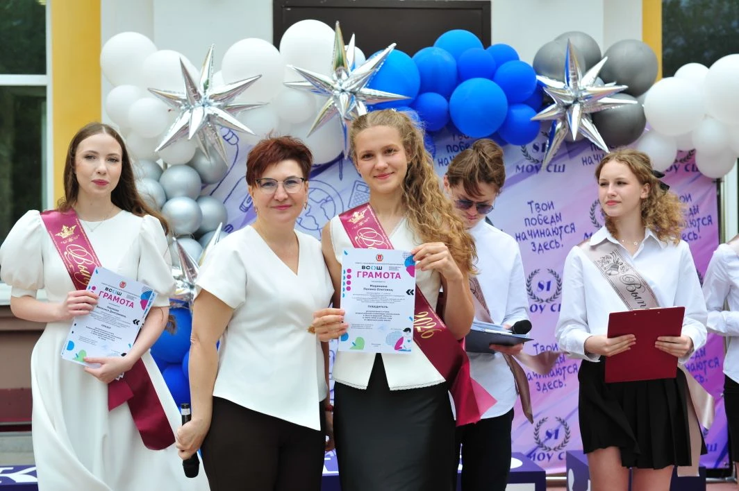 🔔 Вот и прозвенел последний звонок для выпускников 9-х и 11-х классов!  Прозвучали в школьном дворе 