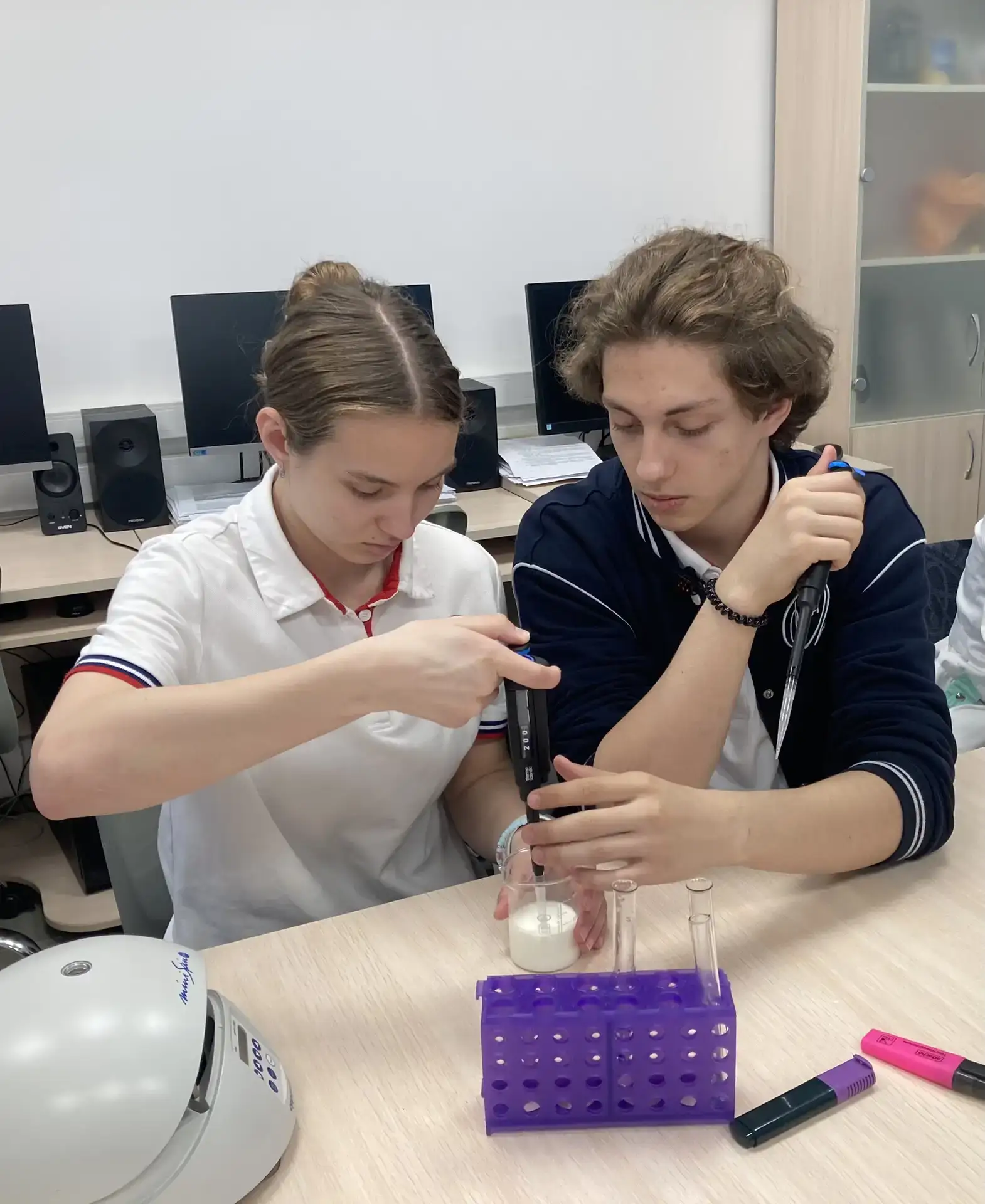 🔬🧪🧬🪐 Пять мастер-классов провели педагоги «БиоТех-Пущино» для двух девятых классов ...