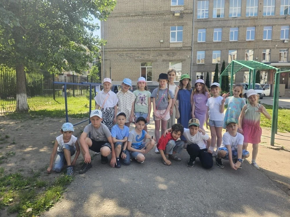 Сегодня, 10 июня, наши ребята из лагеря "Солнышко" не сидели на месте ни минуты. Сначала — шумная пр