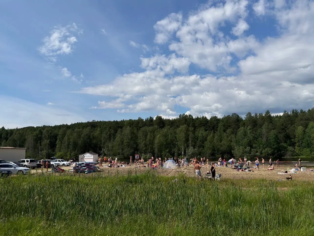 Тем временем на берегу протоки Утоплая…

Жители Сургутского района и Сургута спасаются от жары, как 