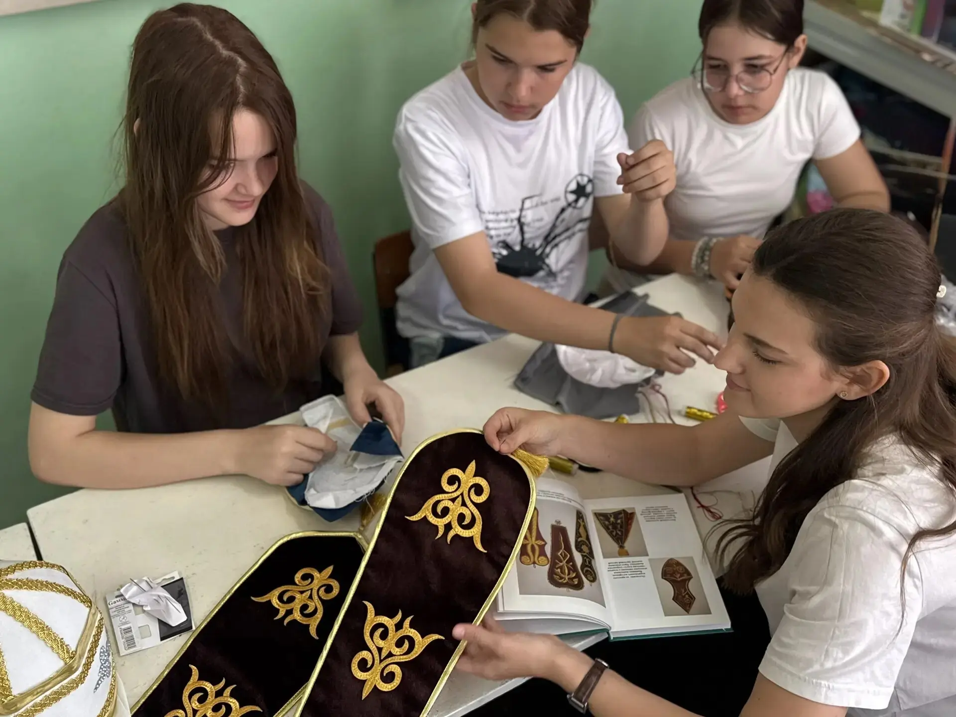 11 июня в «Энемской ДШИ» преподаватель Ворфоломеева А.В. провела мастер-класс «Золотая нить адыгов».