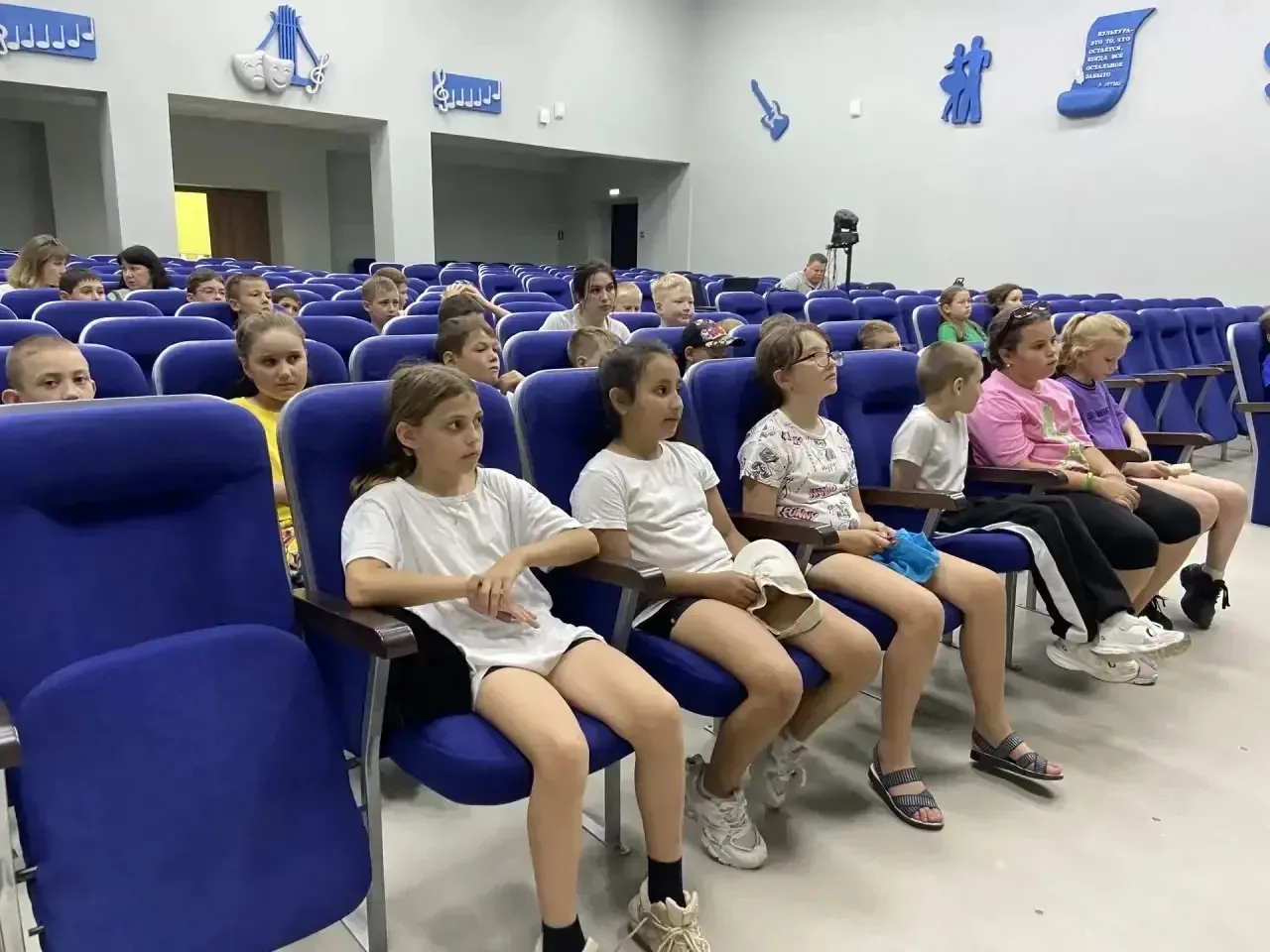 🎬 Сегодня в ЦНК имени Н. Р. Нагоевой состоялся второй кинопоказ в рамках проекта «ПОТОМКИ ПОБЕДИТЕЛ