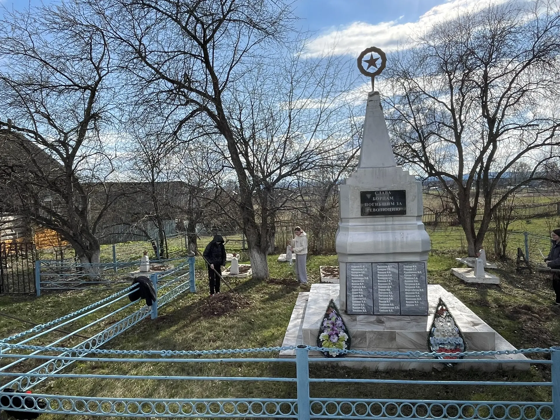 🕊️🍃 Ухаживаем за памятью: традиционный субботник у памятников в селе.